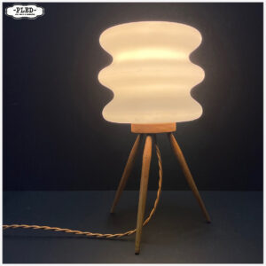 Opaline tafellamp met beukenhouten voet, Tsjechoslowakije, 1960s