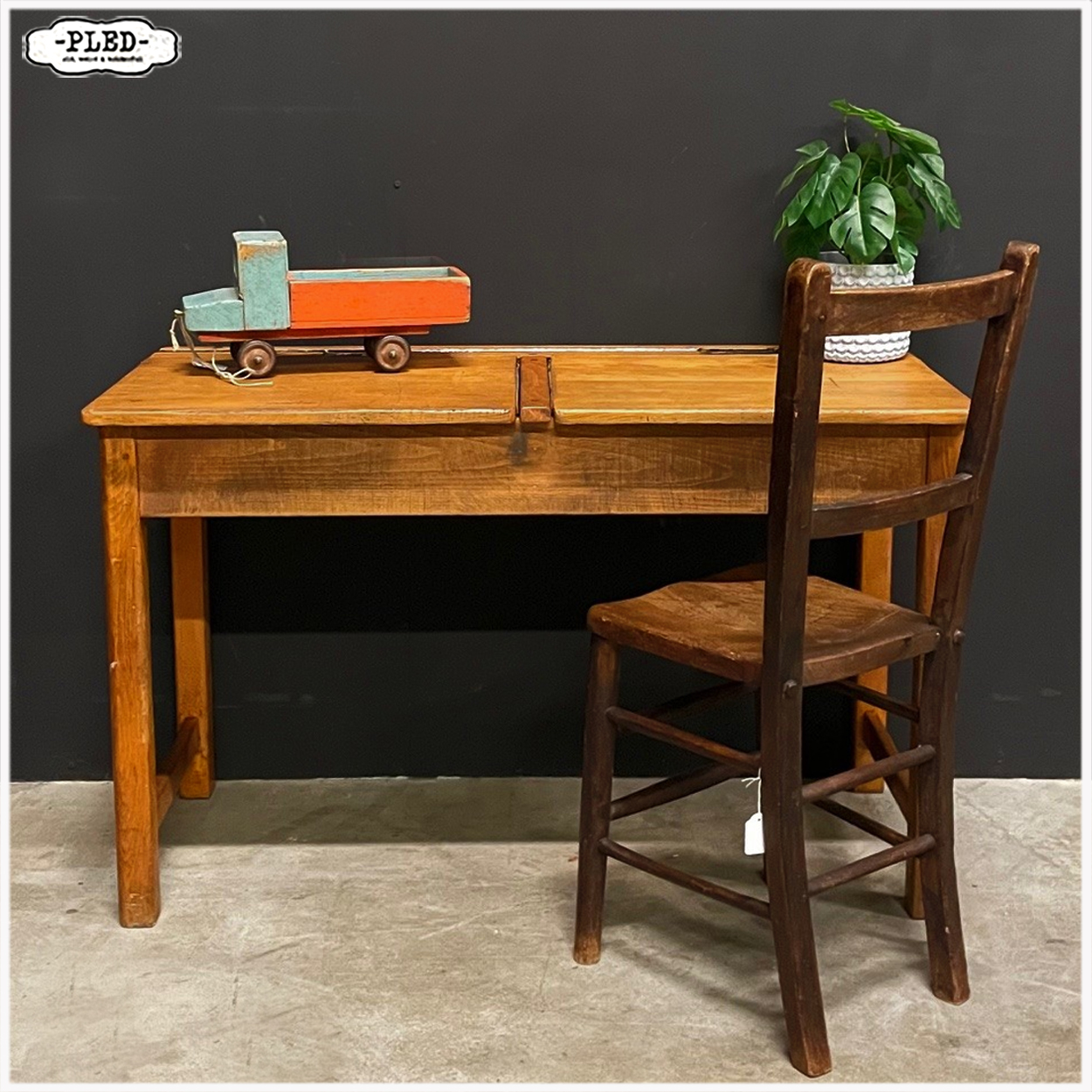 Oud schoolbankje c.q. bureautje c.q. sidetable - Afbeelding 2