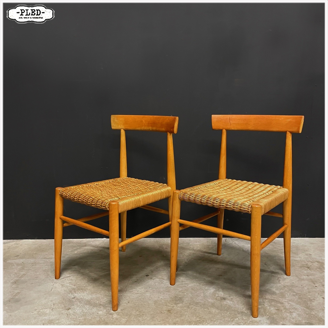 Set van twee beukenhouten stoelen, Krásná Jizba