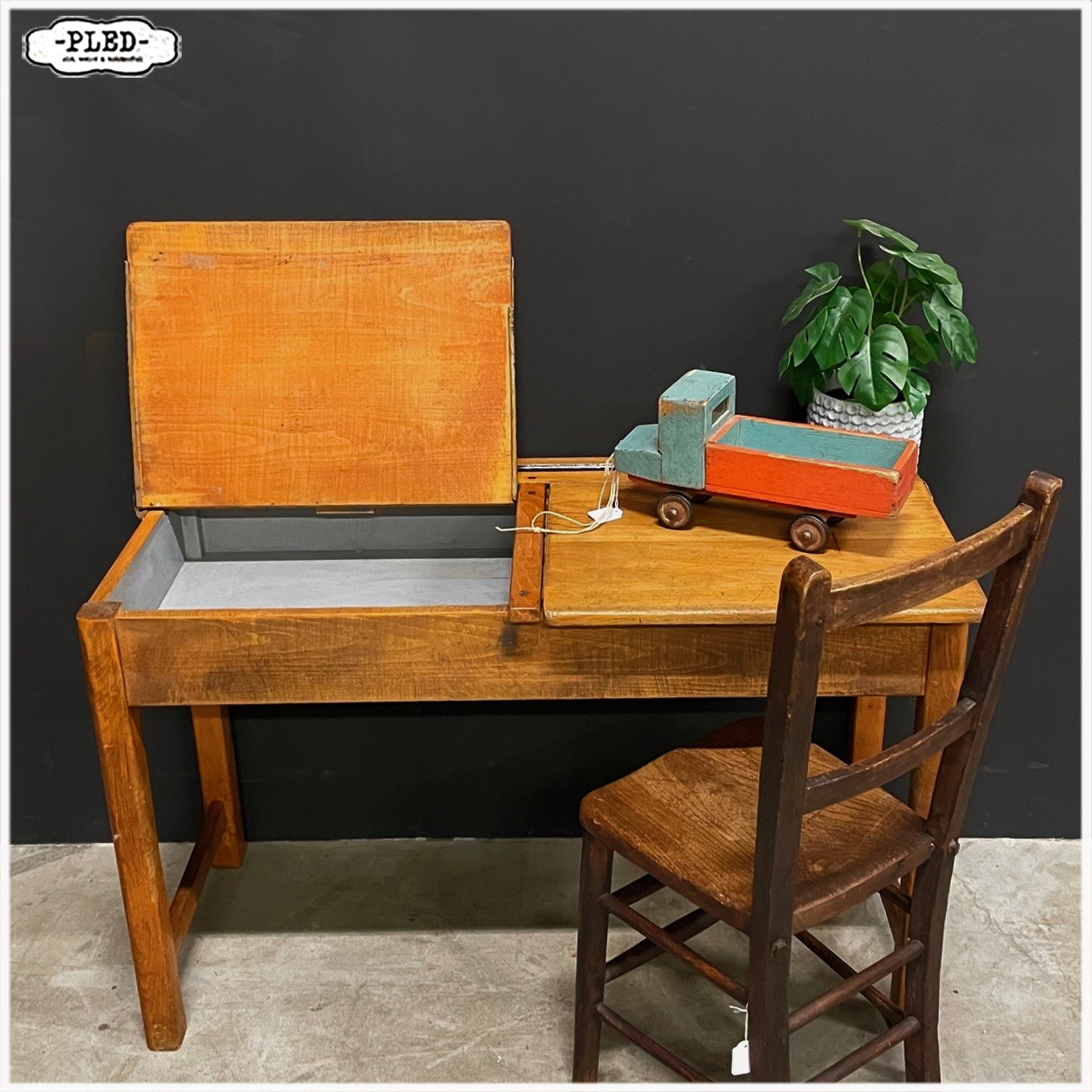 Oud schoolbankje c.q. bureautje c.q. sidetable - Afbeelding 4