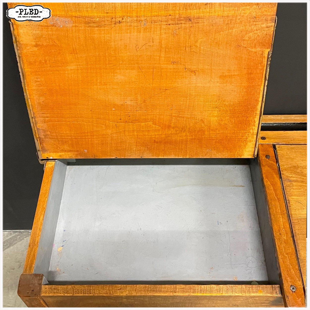 Oud schoolbankje c.q. bureautje c.q. sidetable - Afbeelding 7