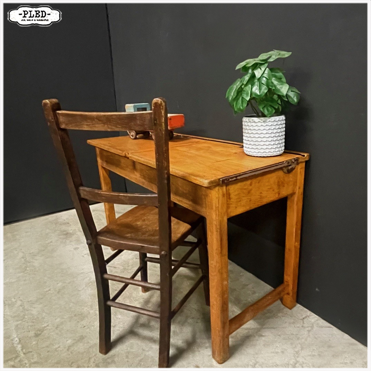 Oud schoolbankje c.q. bureautje c.q. sidetable - Afbeelding 11