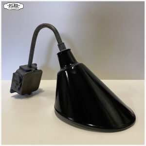 Grote wandlamp / buitenlamp met geëmailleerde kap