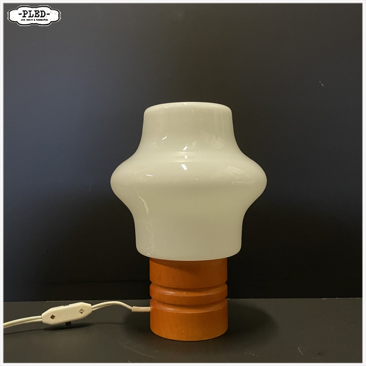 Vintage opaline tafellamp met houten voet - Afbeelding 2