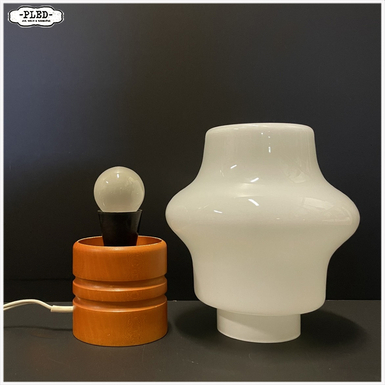 Vintage opaline tafellamp met houten voet - Afbeelding 7