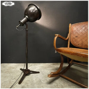 Oude, industriële vloerlamp