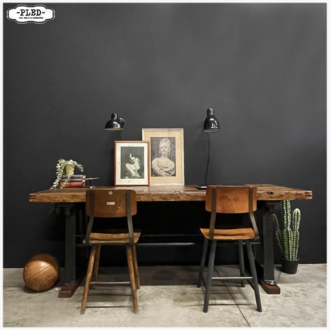 Oude werkbank / industriële werkplek / sidetable
