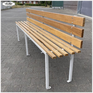 Hardhouten bankje met rugleuning