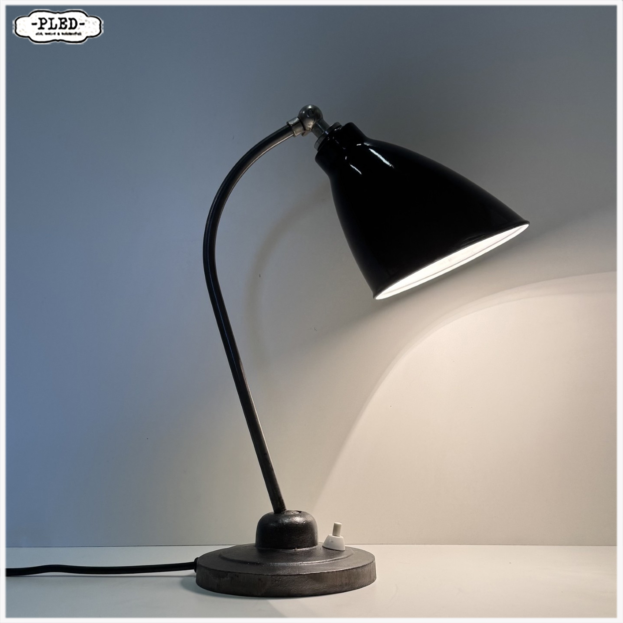 Elegante Bauhaus bureaulamp met zwart geëmailleerde kap, 1930s - Afbeelding 2