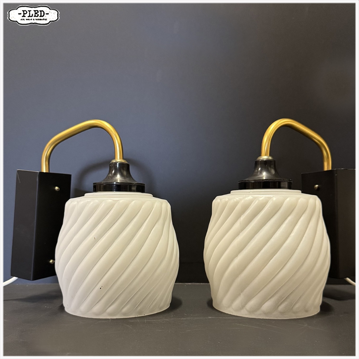 Twee vintage wandlampen met matglazen kapjes