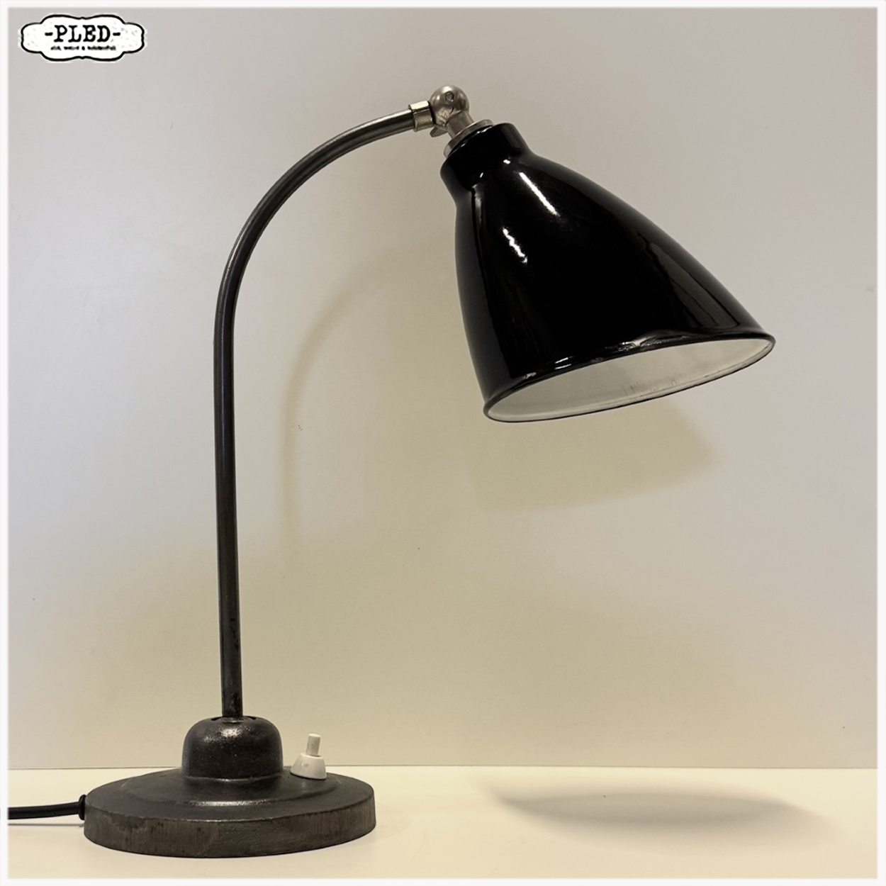 Elegante Bauhaus bureaulamp met zwart geëmailleerde kap, 1930s - Afbeelding 7