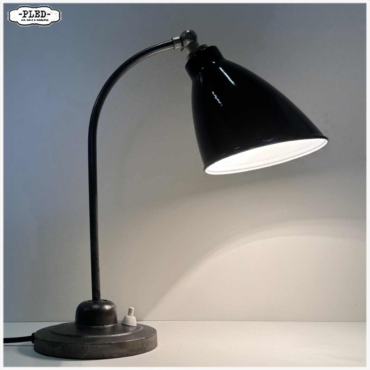 Elegante Bauhaus bureaulamp met zwart geëmailleerde kap, 1930s - Afbeelding 8