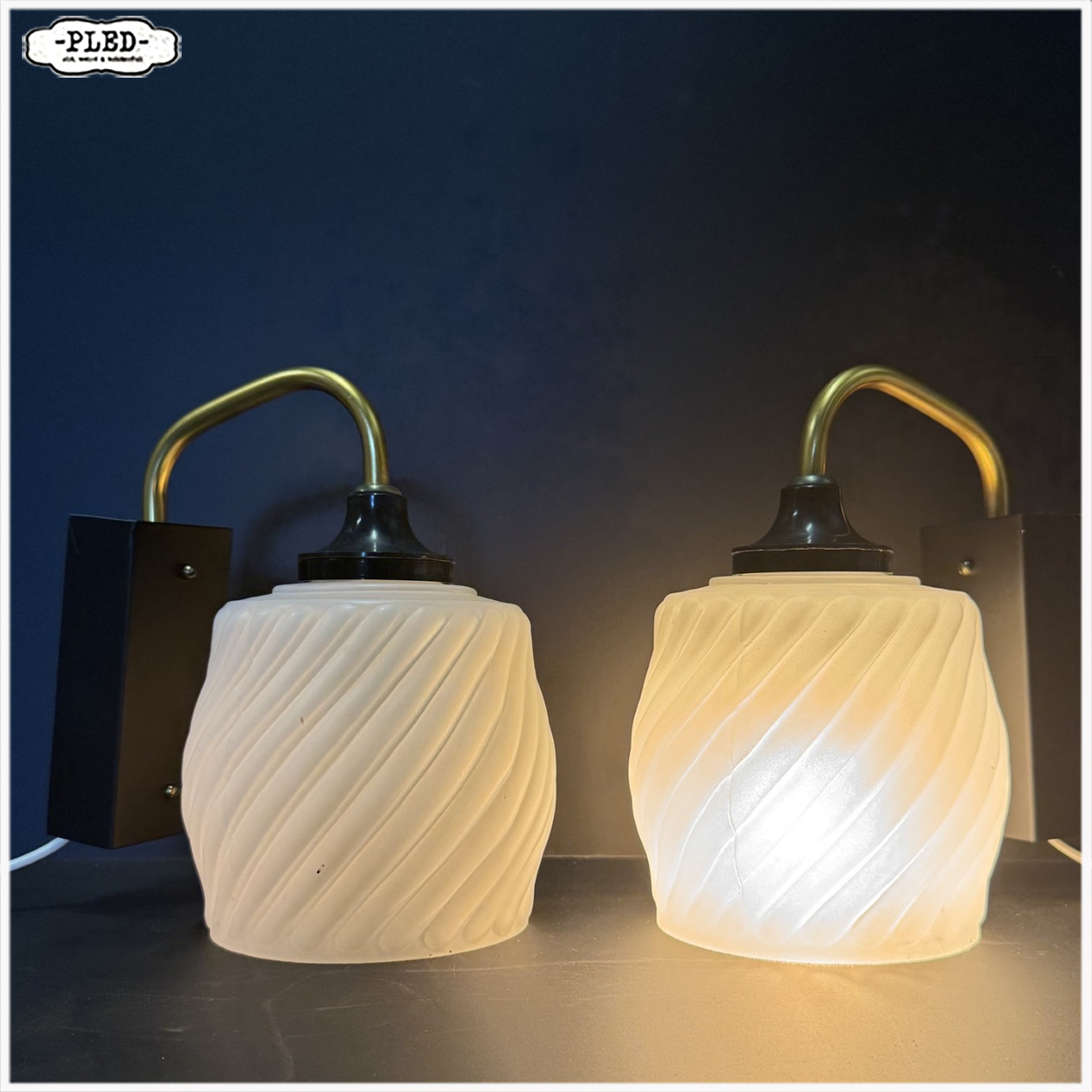 Twee vintage wandlampen met matglazen kapjes - Afbeelding 2