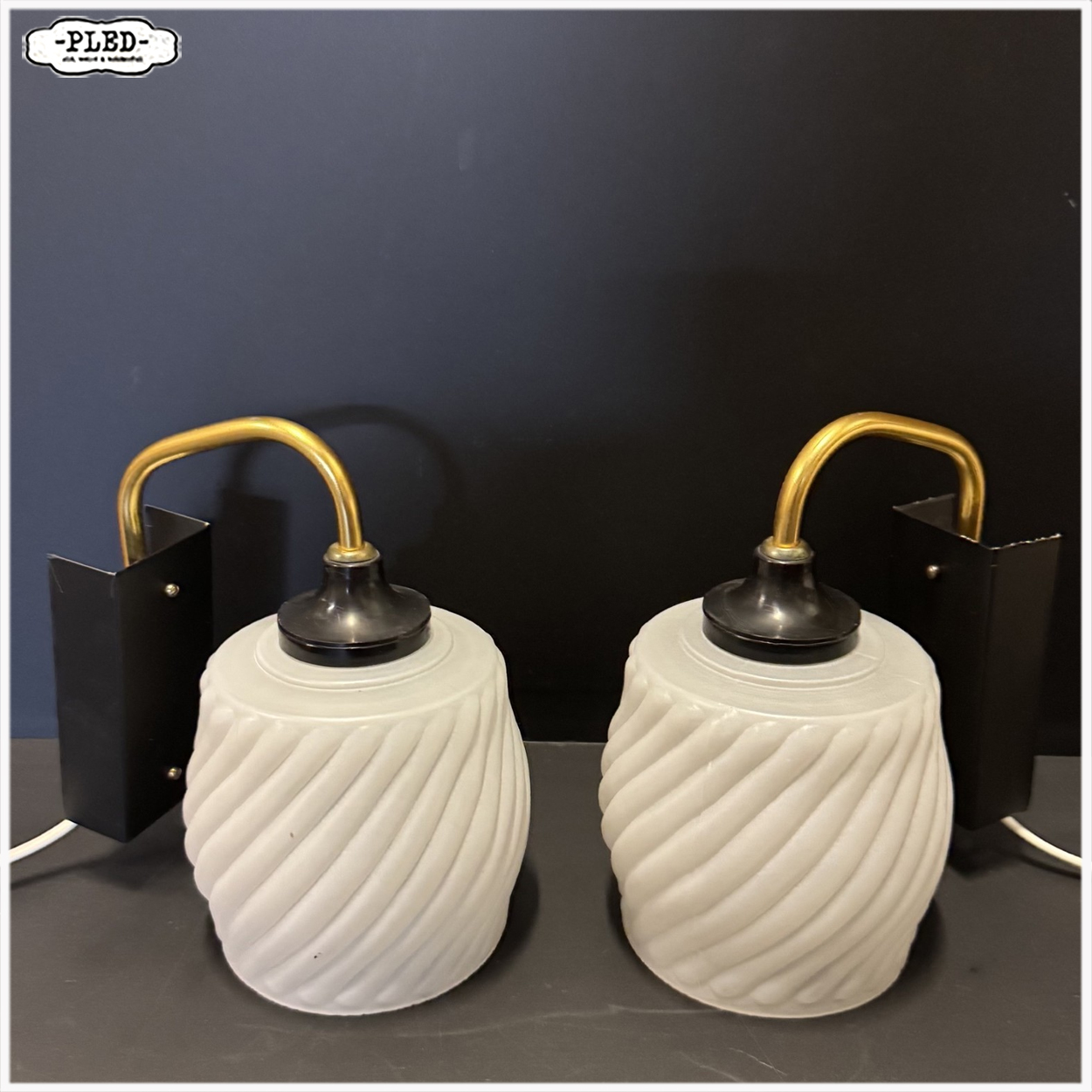 Twee vintage wandlampen met matglazen kapjes - Afbeelding 3