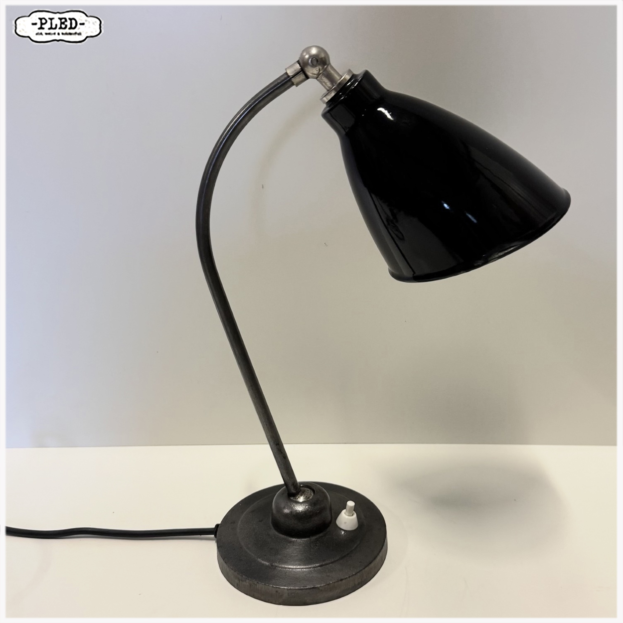 Elegante Bauhaus bureaulamp met zwart geëmailleerde kap, 1930s - Afbeelding 3