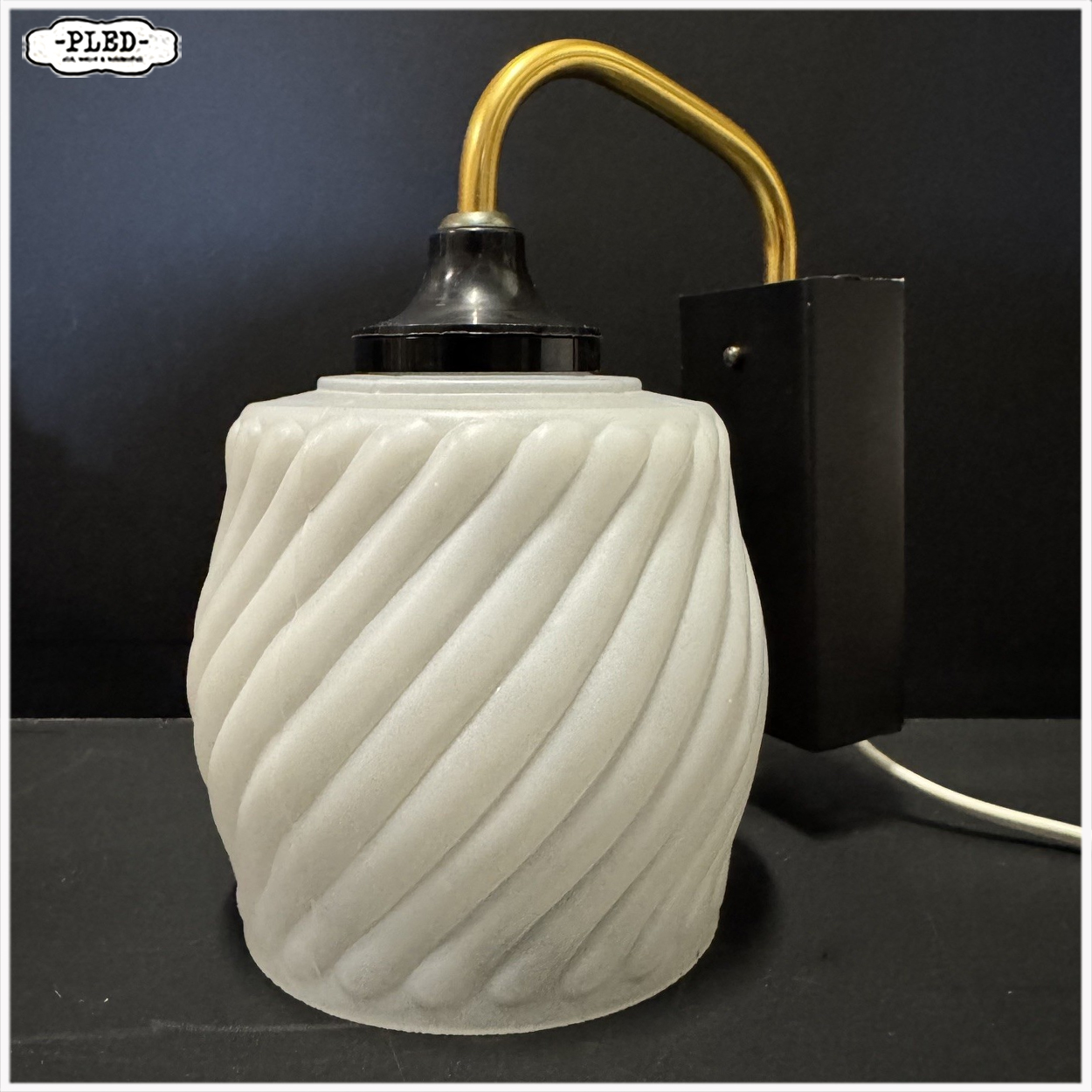 Twee vintage wandlampen met matglazen kapjes - Afbeelding 4