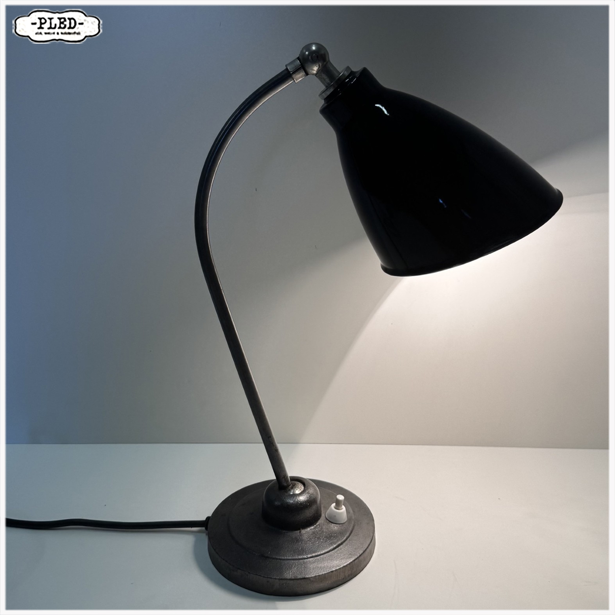 Elegante Bauhaus bureaulamp met zwart geëmailleerde kap, 1930s - Afbeelding 4