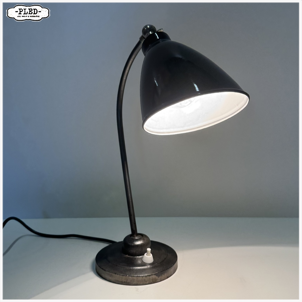 Elegante Bauhaus bureaulamp met zwart geëmailleerde kap, 1930s - Afbeelding 9