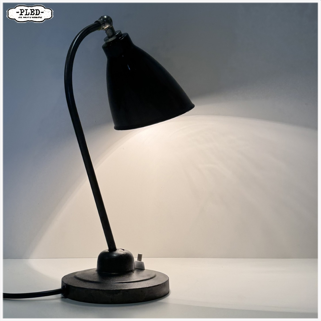 Elegante Bauhaus bureaulamp met zwart geëmailleerde kap, 1930s - Afbeelding 10