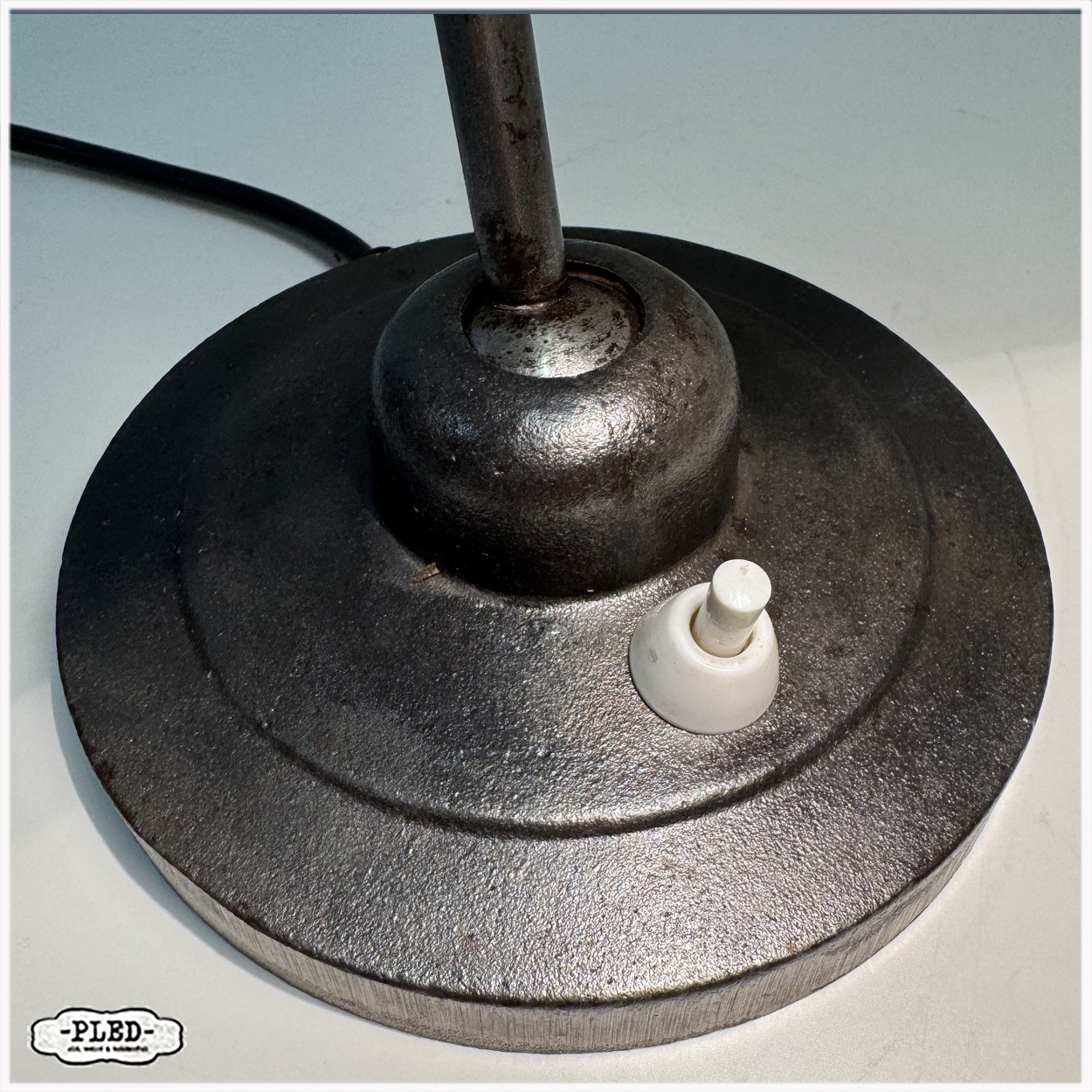 Elegante Bauhaus bureaulamp met zwart geëmailleerde kap, 1930s - Afbeelding 13