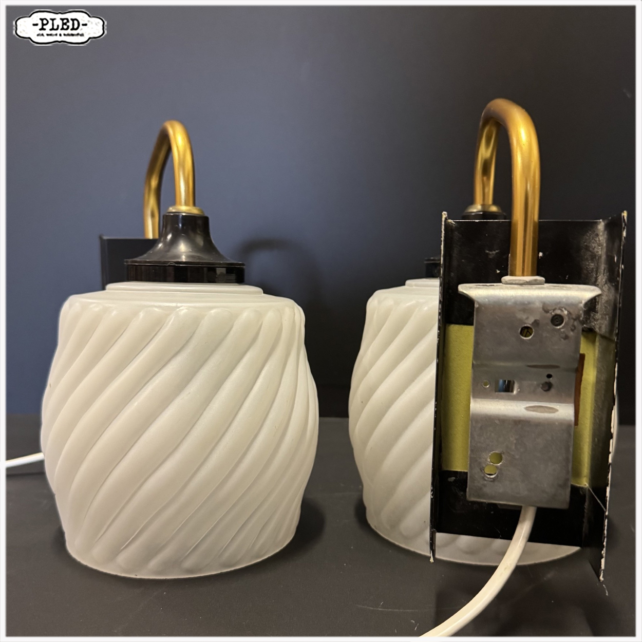 Twee vintage wandlampen met matglazen kapjes - Afbeelding 8
