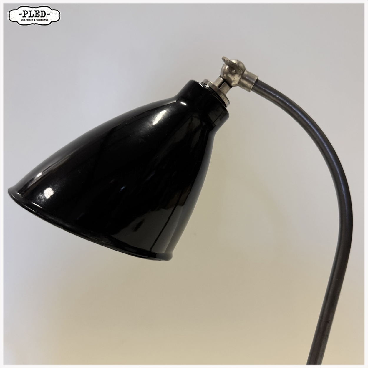 Elegante Bauhaus bureaulamp met zwart geëmailleerde kap, 1930s - Afbeelding 11
