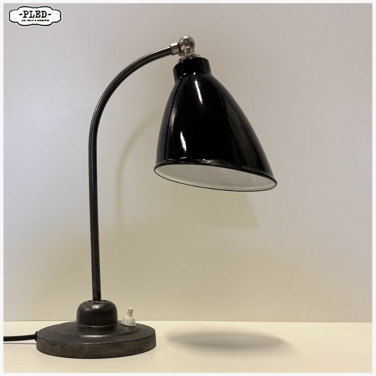 Elegante Bauhaus bureaulamp met zwart geëmailleerde kap, 1930s - Afbeelding 5