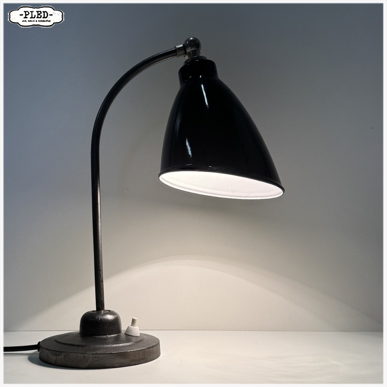 Elegante Bauhaus bureaulamp met zwart geëmailleerde kap, 1930s - Afbeelding 6