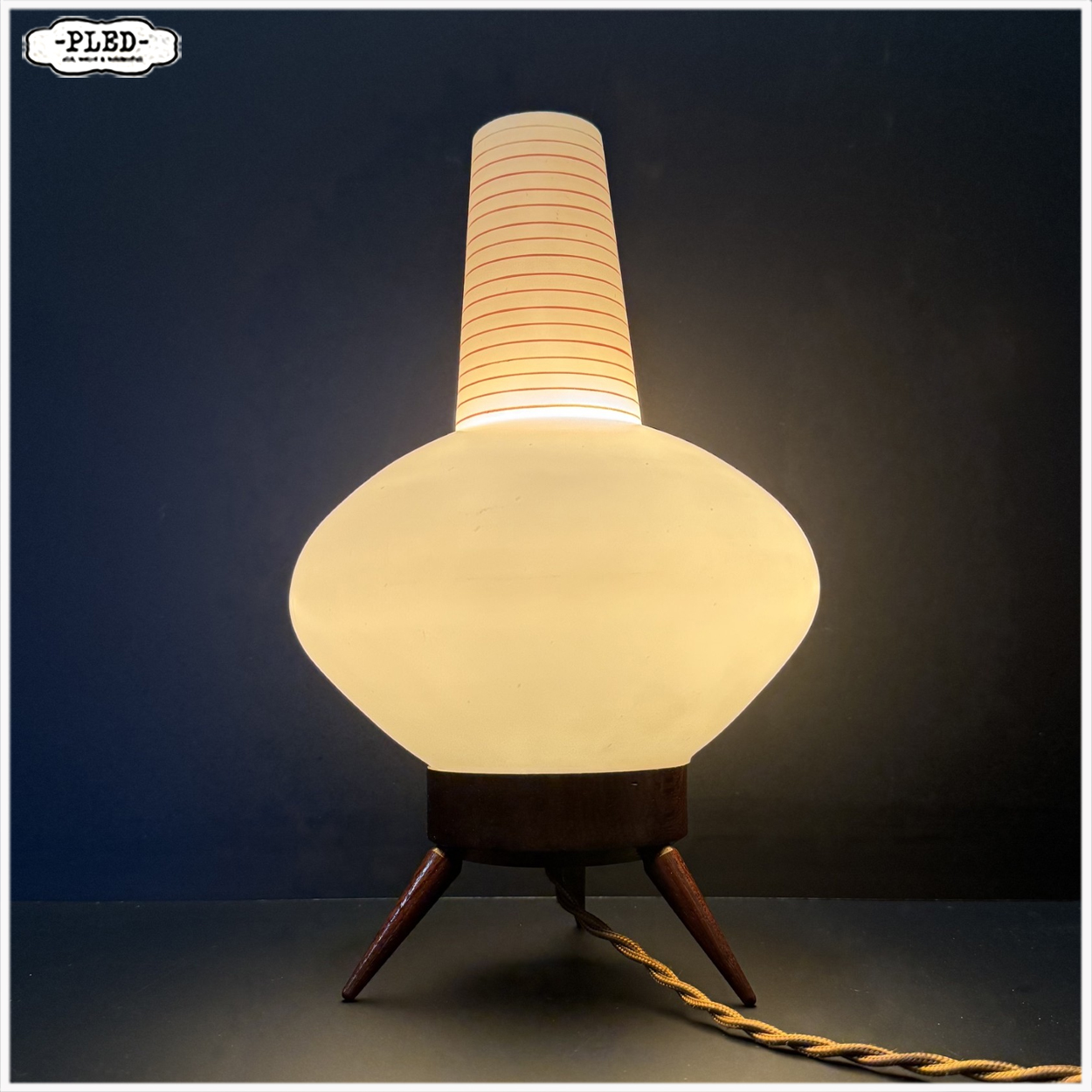 Vintage tafellamp met mat opaline glazen kap, 1960s