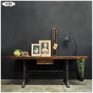 Oude werkbank / industriële werkplek / sidetable