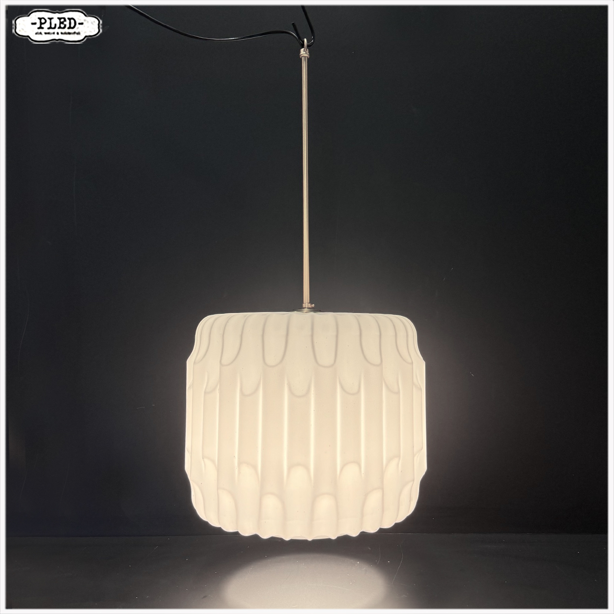 Sculpturale opaline pendellamp, Karel Volf