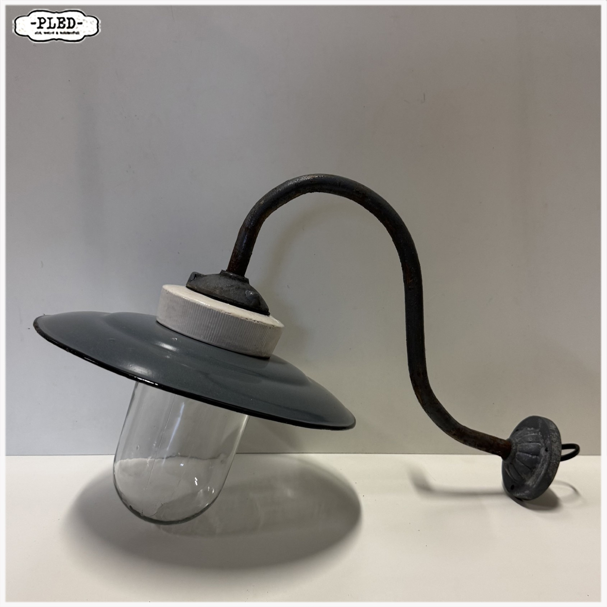 Landelijke muurlamp met geëmailleerde kap en schutglas - Afbeelding 2