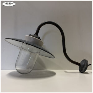 Landelijke muurlamp met geëmailleerde kap en schutglas
