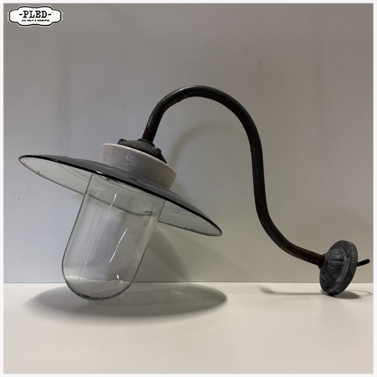 Landelijke muurlamp met geëmailleerde kap en schutglas